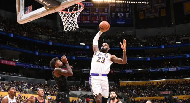 开云·体育app 中国-对抗时光的男人！詹皇再刷21季纪录：劈扣+罚球绝杀